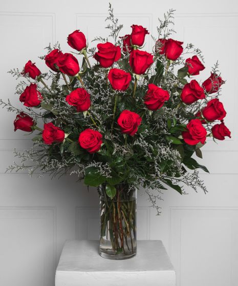 Variations of a medium stem red roses in a glass vase.