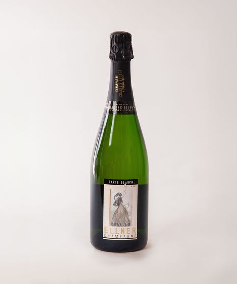 Vivid lemon peel acidity is a fine foil for the rich hints of marzipan, baked pear and almond skin in this well-balanced and creamy Champagne.